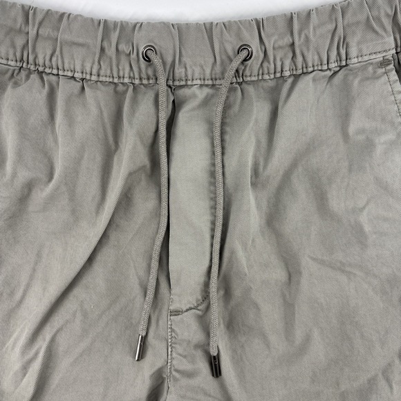 American Eagle 5.5" Flex Lived-In Trekker Shorts Men's S Gray Chino Everyday - Picture 2 of 7